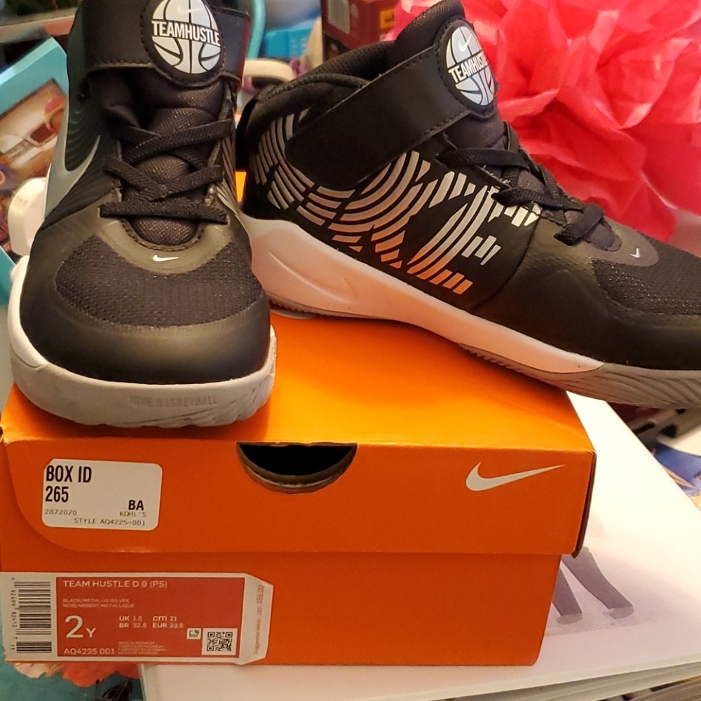 Tennis shoes